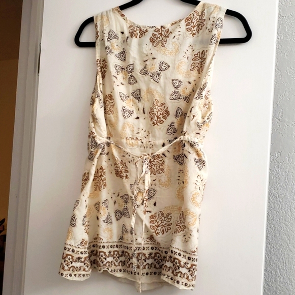 Sleeveless blouse.